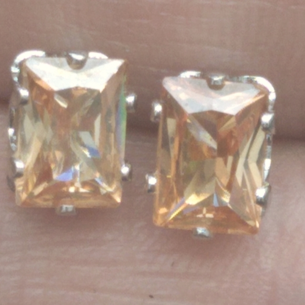 BEAUTIFUL  EARNING IN THE LIGHT THERE IS AN ARRAY OF COLOR !CUBIC ZIRCONIA BY El